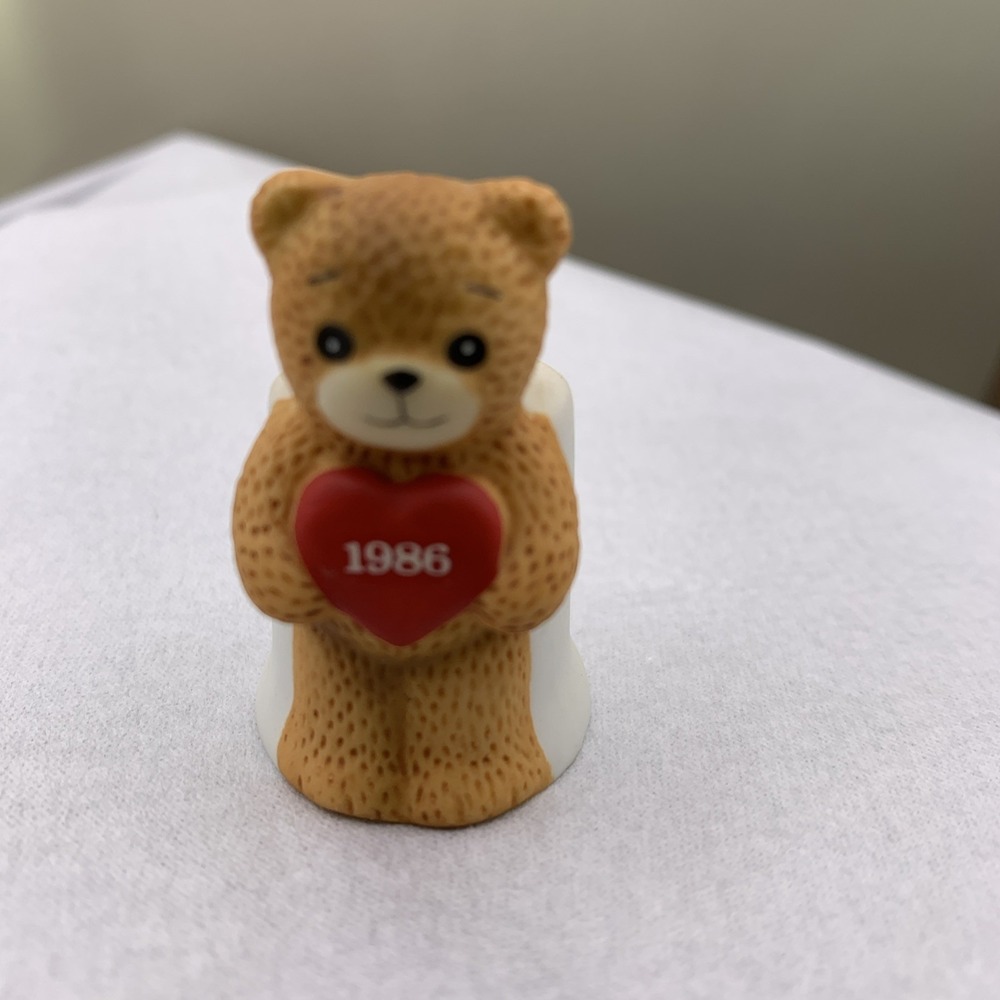 1986 Enesco Lucy&me‎ Collectible Thimble By Lucy Rigg Bear Holding Heart